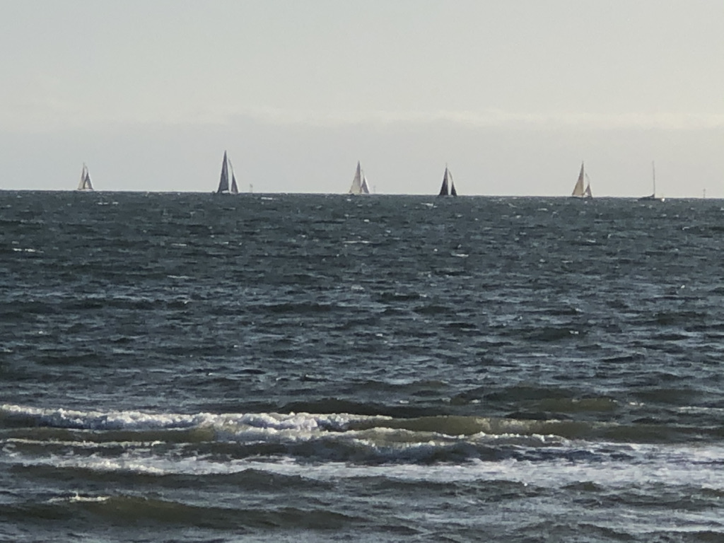 tennis-tourist-st-kilda-australia-beach-boats
