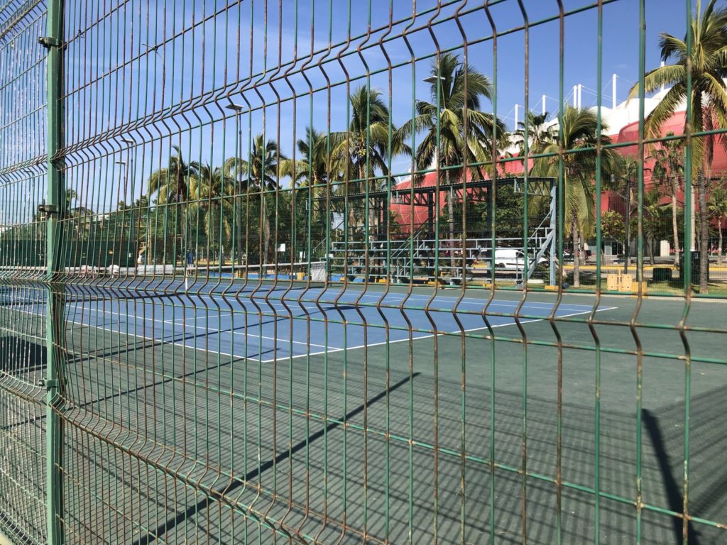 tennis-tourist-Estadio de Beisbol Tennis Courts-fence-mazatlan-mexico