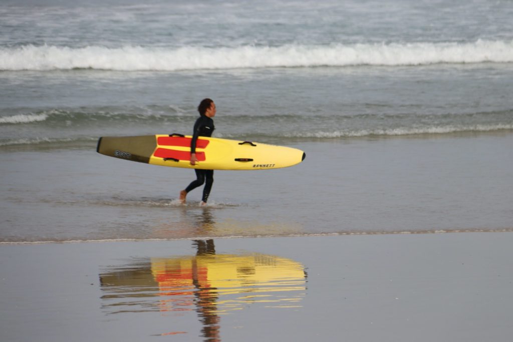 tennis-tourist-mantra-lorne-australia-surfer