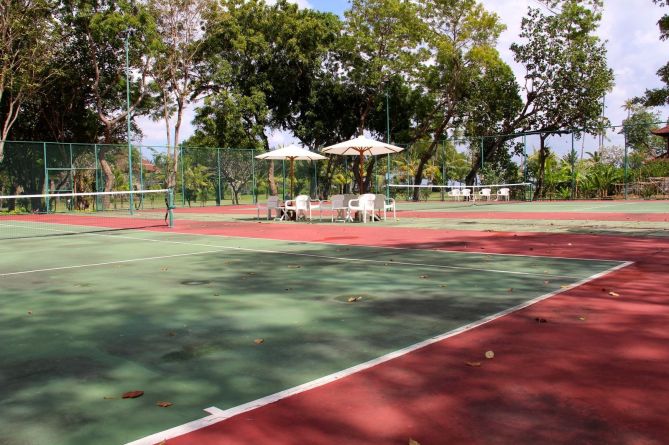 tennis-tourist-Bali-InterContinental-Jimbaran-Bay-Tennis-umbrellas