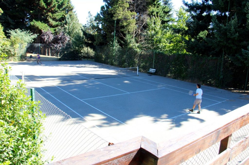 tennis-tourist-aldea-andina-argentina-
