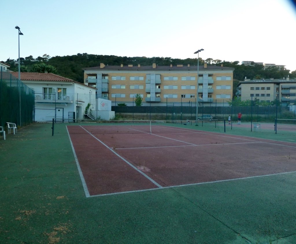 tennis-tourist-hotel-tossa-spain-tennis-teri-church