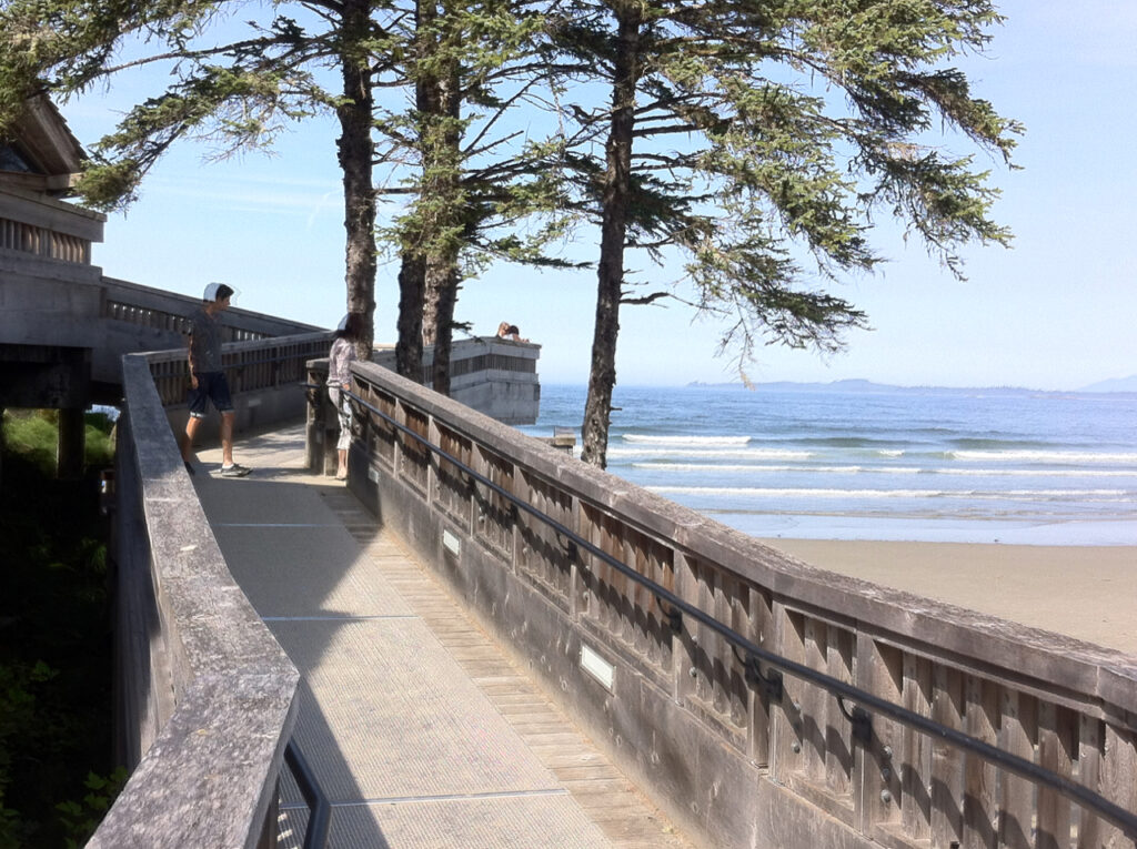 tennis-tourist-tofino-bridge