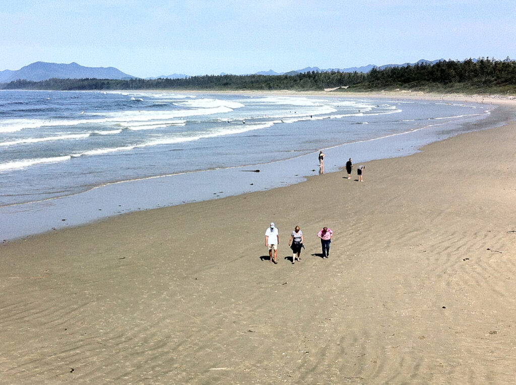 tennis-tourist-tofino-beach