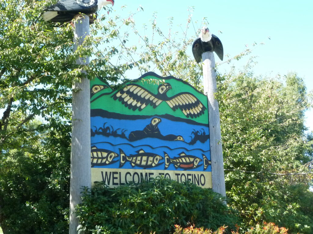 tennis-tourist-tofino-sign