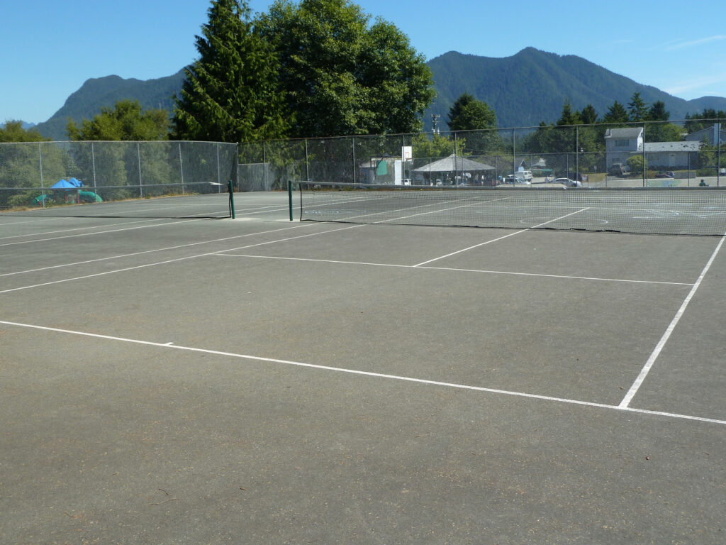 tennis-tourist-tofino-village-green-tennis-court-mountains
